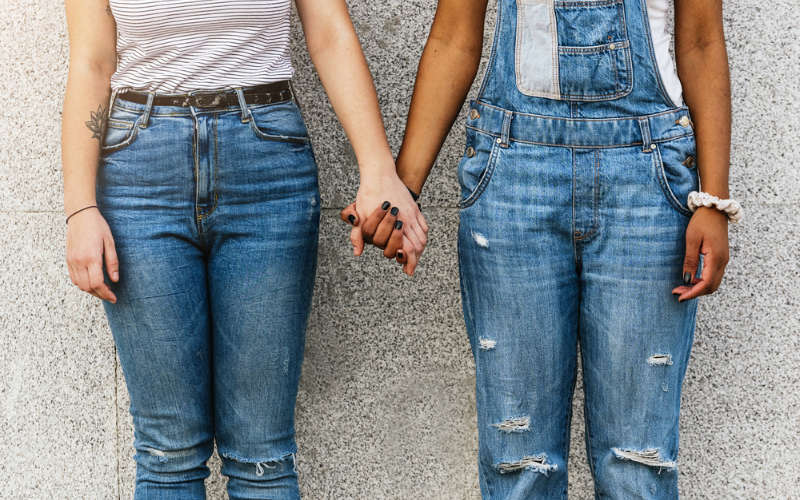 Zwei Mädchen Hand in Hand